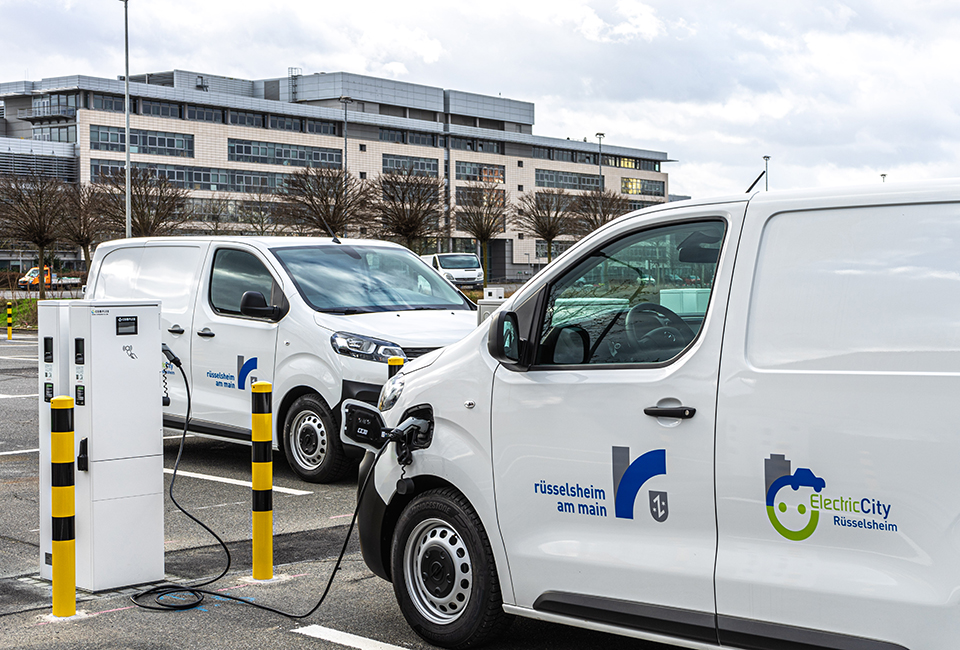 Foto: Zwei neue e-Vivaros der Stadt Rüsselsheim am Main sind die ersten Elektrofahrzeuge, die an der neuen Ladefarm am Grundweg ihre Akkus aufladen (Foto: Stadt Rüsselsheim am Main)